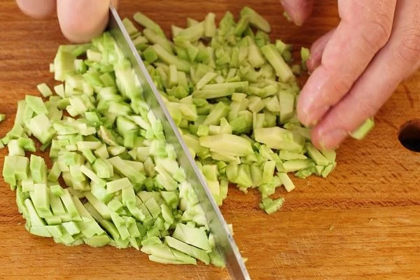 Авокадо очистить, мелко нарезать.