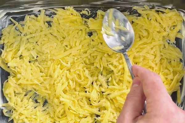 На дно выложить часть тертого картофеля.