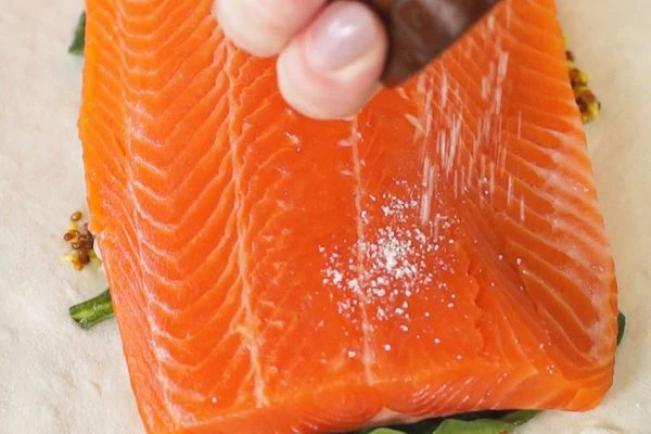 Затем филе семги. Посолить и поперчить.