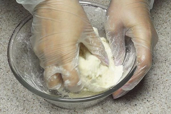 Замесить плотное пластичное тесто. 