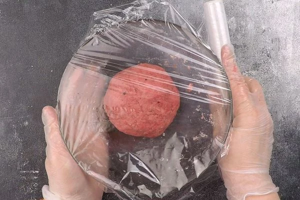 Затем накрыть пищевой пленкой и дать «отдохнуть» 15-20 минут.