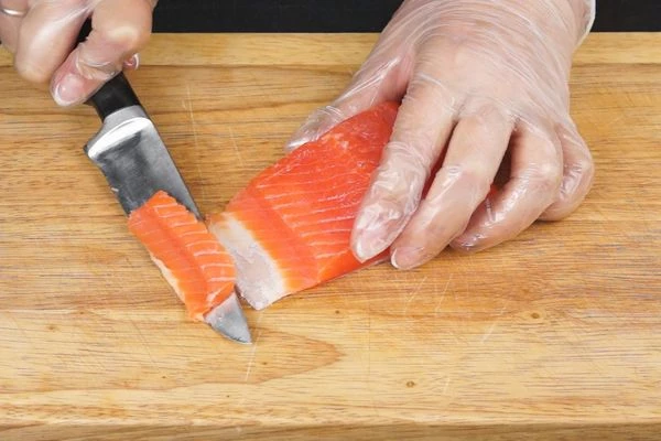 Пока батат готовится, подготовить начинку: слабосоленую рыбу нарезать небольшими брусочками или кубиками.