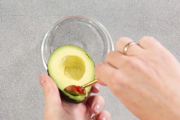 Авокадо очистить, измельчить в блендере с соком лайма и солью. 