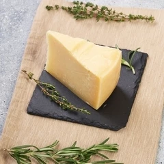 Сыр  твердый Пармезан 37% жир. Деликатеска ~200г