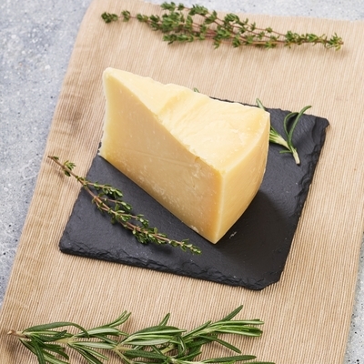 Сыр  твердый Пармезан 37% жир. Деликатеска ~200г-1}