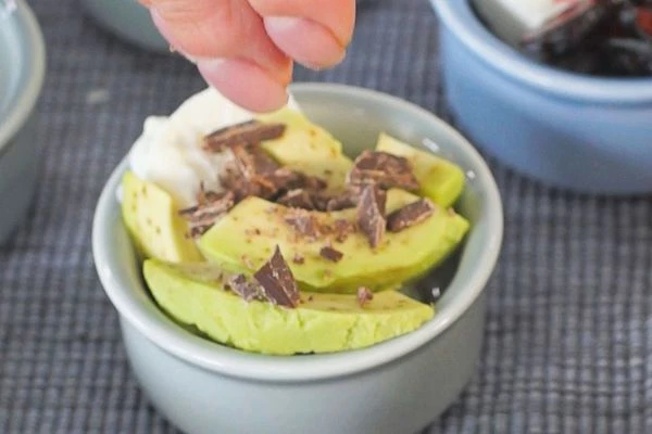 Четвертый кусочек оформить ломтиками авокадо и крошкой из шоколада. 

