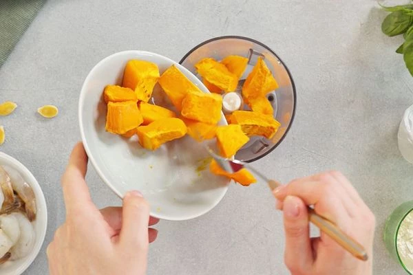 Запеченную тыкву остудить, измельчить в блендере.