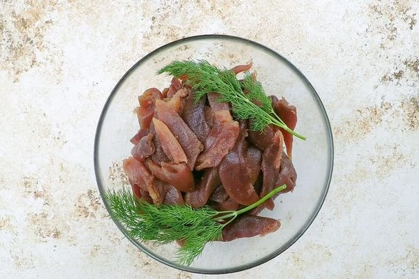 Икру сельди разморозить естественным способом на нижней полке холодильника, промыть под холодной водой. Выложить в глубокую чашку с веточками укропа.