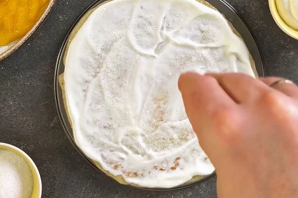 Затем посыпать сахаром.