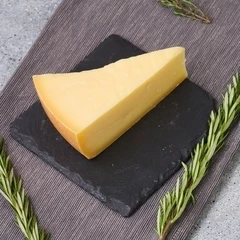 Сыр твердый Золото Швейцарии 50% жир. Деликатеска ~200г