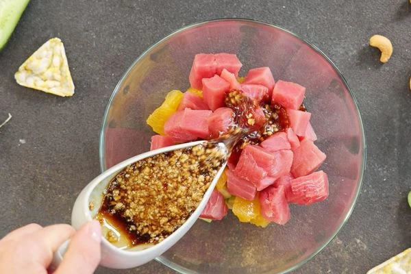 Полить заправкой и перемешать. Убрать в холодильник на 30 минут. 