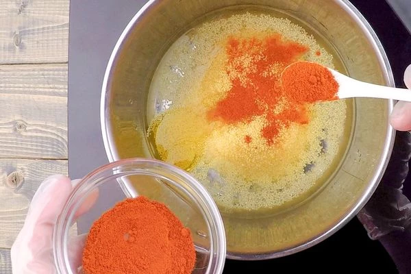 Затем добавить кускус, оливковое масло 10г, паприку. Перемешать, довести до кипения, убавить огонь до минимума, проварить 5 минут.