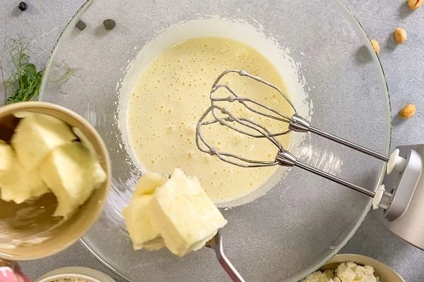 Добавить мягкое сливочное масло и творог, еще раз взбить. 