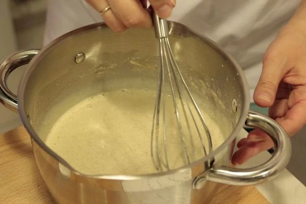 Смешать готовую гречку, оставшуюся теплую воду, соль, сахар, мед и растительное масло. Пробить хорошо блендером.