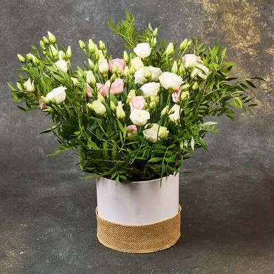 Букет из Лизиантусов в шляпной коробке-0}