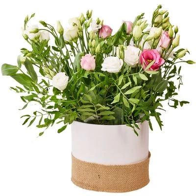 Букет из Лизиантусов в шляпной коробке-1}