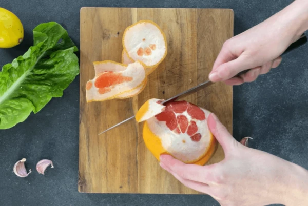 Грейпфрут вымыть, очистить от кожуры.
