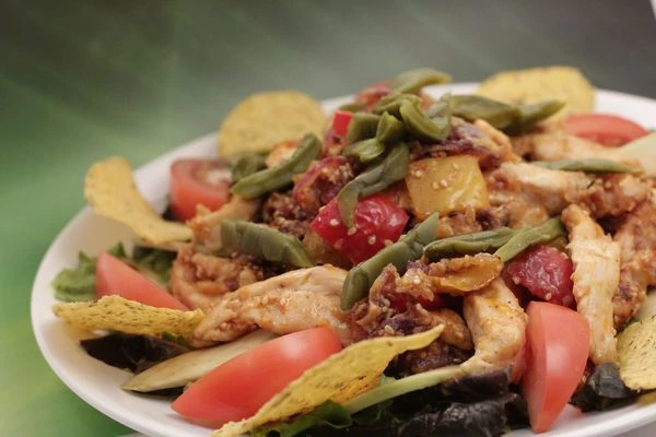 Украсить дольками помидора, полосками кактуса и чипсами Начос. Подавать теплым.