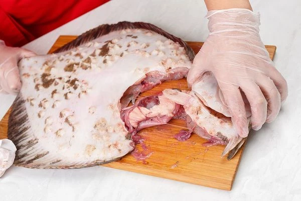 Аккуратно потянуть за голову, чтобы удалить внутренности. 