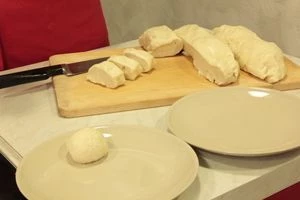 Приготовить тесто: смешать 500г муки с дрожжами и теплой водой, замесить опару. Закрыть миску  пищевой пленкой, и полотенцем. Поставить в теплое место примерно на 1 час. Когда опара поднимется в 2-3 раза, добавить сахар, соль, растительное масло и оставшуюся муку. Вымешивать тесто, пока оно не перестанет липнуть к рукам. Накрыть полотенцем, дать подняться еще минут 15.