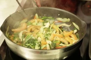 Обжарить на раскаленной сковороде в оливковом масле грибы, лук, чеснок, перец чили. Поперчить, посолить. В конце добавить помидоры и петрушку. Жарить до готовности грибов.