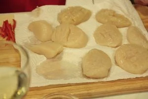 Гребешок разморозить естественным способом на нижней полке холодильника на дренаже. Обсушить бумажным полотенцем. С одной стороны гребешка сделать неглубокую насечку крест на крест.