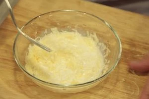 Натрите сыр на мелкой терке, смешайте со сливками. Перец нарежьте мелким кубиком. Лук порей тонким кольцом.