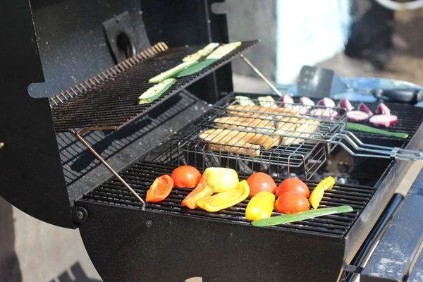 Обжарить на решетке рыбу с двух сторон по 1,5-2 минуты с каждой стороны.  Рядом обжарить овощи.