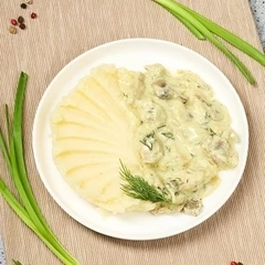 Курица с грибами в сливочном соусе с картофельным пюре Деликатеска 200г