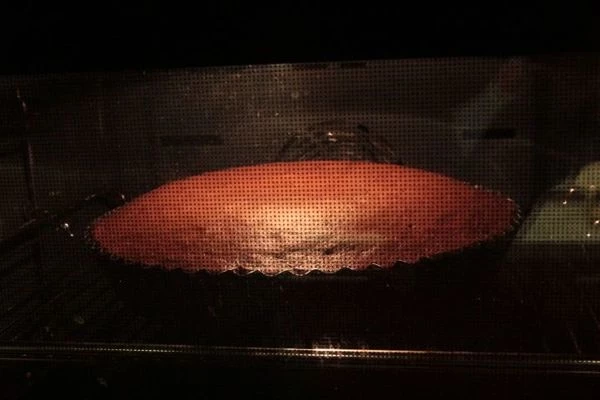 Выложить получившуюся смесь в смазанную форму и поставить в жарочный шкаф, разогретый до 180 С на 15-20 минут.