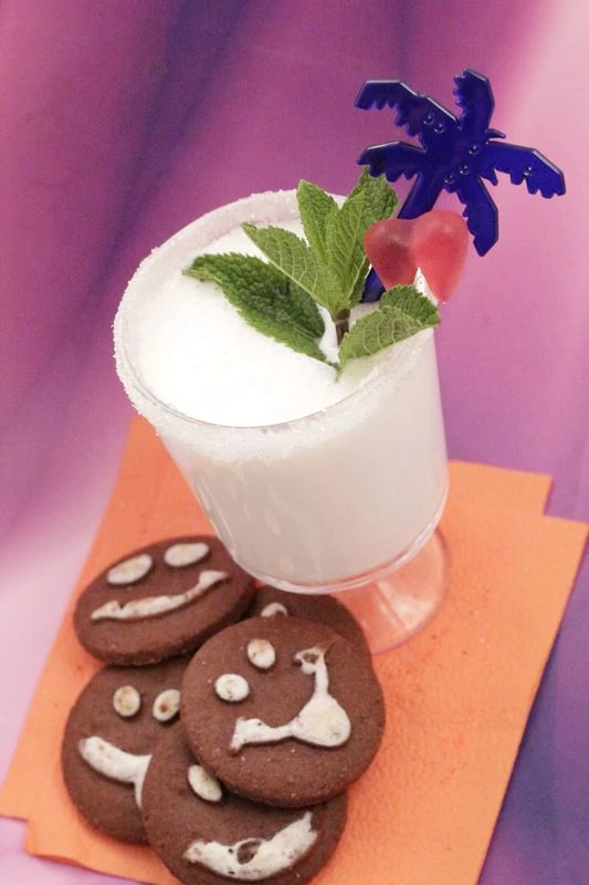 Можно подать с детскими печеньками "Смайлик"