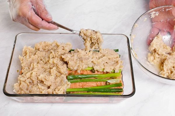 Затем выложить слой зеленого лука пером и закрыть белым фаршем.