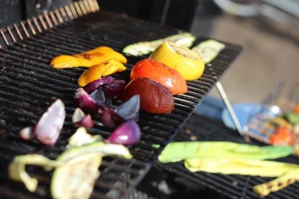 Овощи гриль: перец нарезать крупными кусками, цуккини, баклажаны полосками или кружочками, толщиной 1,5см, лук дольками. Посолить, поперчить, сбрызнуть оливковым маслом. 