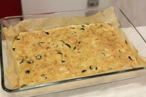 Выпекать в разогретой до 180С духовке 30-40 минут. Готовое тесто свернуть рулетом.