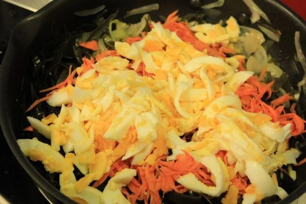 Огурцы, лук и яйцо нарезать соломкой. На разогретой с растительным маслом сковороде обжарить лук, до золотистого цвета.