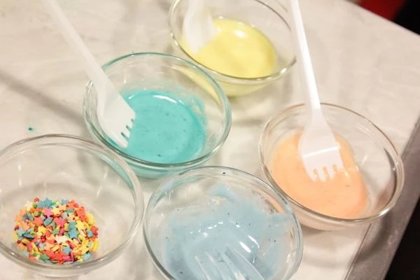  Если у вас есть готовая помадка для кондитерских изделий, то разогрейте ее в пакете на водяной бане.