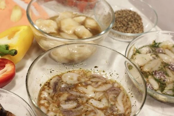 Замариновать осьминога: смешать 1 зубчик мелко нарезанного чеснок, 1/2 шт сока лимона, 2 ст.л соуса Якинику, 1/2 ст. оливкового масла, соль, перец по вкусу. Оставить на 30 минут.                                                                         
Замариновать гребешок: крупный гребешок нарезать на кубики, положить в соус барбекю для морепродуктов. Оставить на 30 минут.
Замариновать шашлык из каракатиц в 1/2 шт сока лимона и соевом соусе. Добавить соль и перец по вкусу, оставить на 15-20 минут.