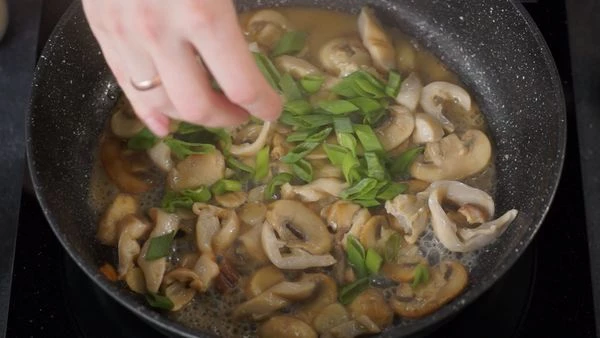 В самом конце ввести нарезанный зеленый лук. 
