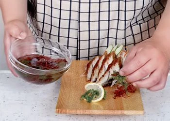 Выложите нашинкованные овощи горкой на тарелку