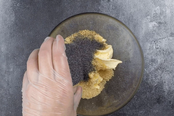 Для начинки №2: размягченное сливочное масло перемешать с коричневым сахаром и маком.