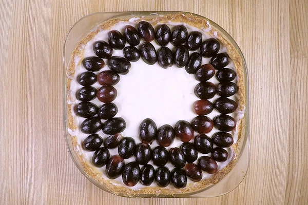 Готовый торт украсить целыми ягодами (или половинками) винограда.