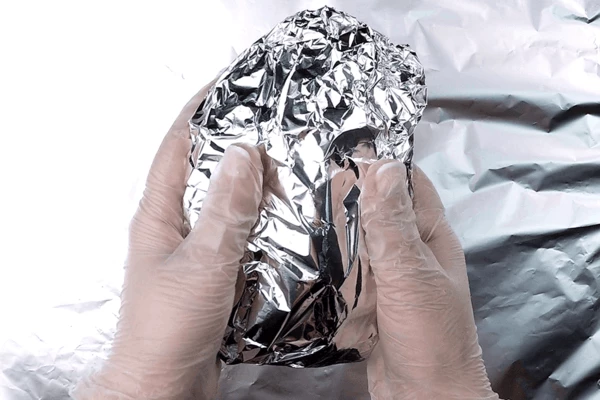 Завернуть в фольгу и оставить минимум на сутки.