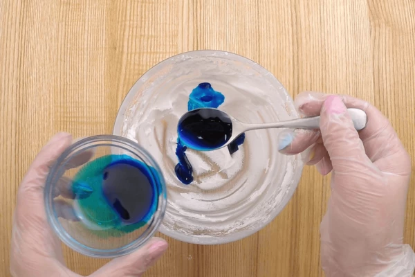 Для цветного айсинга используем жидкие пищевые красители, в таком случае воду добавлять не нужно. 