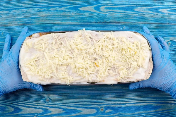  Так чередуем несколько раз. Последним слоем должен быть лаваш, соус бешамель и сыр.