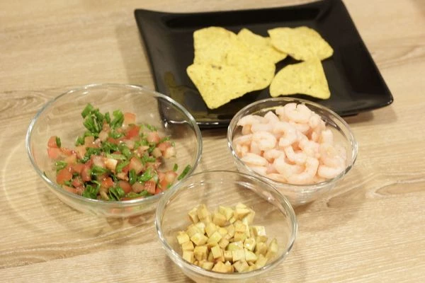 Креветки разморозить естественным способом на нижней полке холодильника. Удалить голову, панцирь.  Обсушить, залить соком 2шт лайма, посолить, поперчить. Накрыть пищевой пленкой и убрать в холодильник на час.