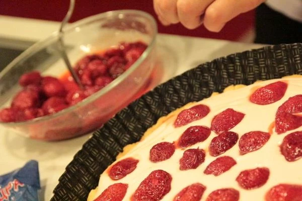 Затем растворить желе для торта ( смотри инструкцию на упаковке). Аккуратно залить сверху тарт тонким слоем.