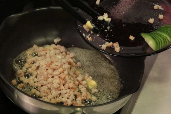 Приготовить соус: с хлеба срезать корочку, нарезать мелким кубиком. С лимона срезать цедру, удалить косточки, нарезать кусочками 3мм, отжать сок.