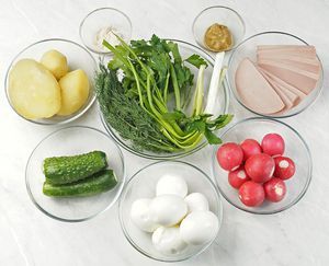 Картофель и яйца отварить. Овощи и зелень помыть.