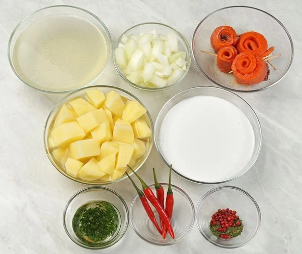 Рыбу разморозить естественным способом на нижней полке холодильника. Разрезать вдоль хребта на 2 пласта. Из плавников и костей сварить бульон. ! Можно взять готовое разделанное филе. 
Лук нарезать произвольным кубиком. Картофель почистить и нарезать крупным кубиком. Петрушку промыть, мелко нарезать и залить растительным маслом.