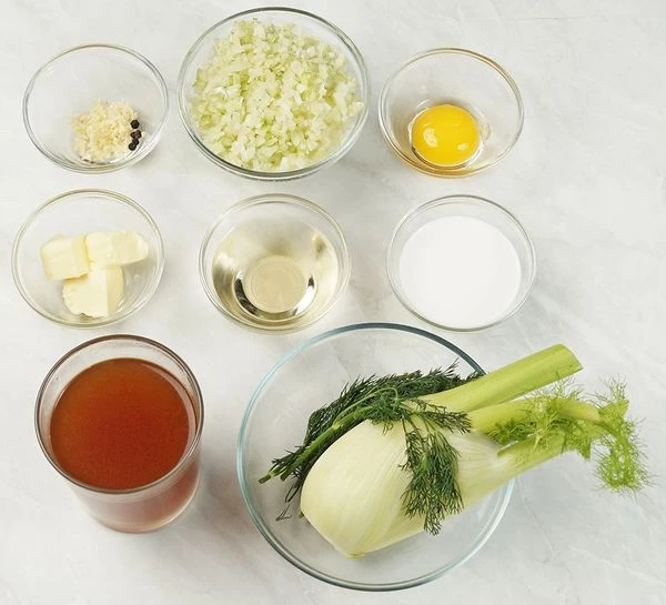 Фенхель нарезать мелким кубиком, чеснок порубить или натереть на мелкой терке. Приготовить бульон.